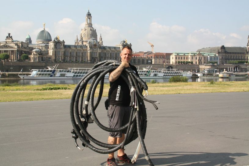 Aufbauhelfer Sven Fasold gehört heute zu den ersten, die in den nächsten Wochen mit Hochdruck am Elbufer arbeiten, um das Filmnächte-Areal zu installieren. Foto: V. Franke