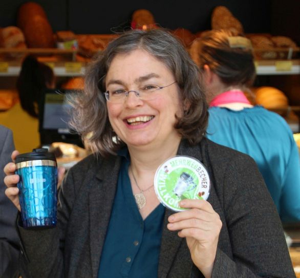 Umweltbürgermeisterin Eva Jähnigen mit Becher und Aufkleber. Foto: Schramm