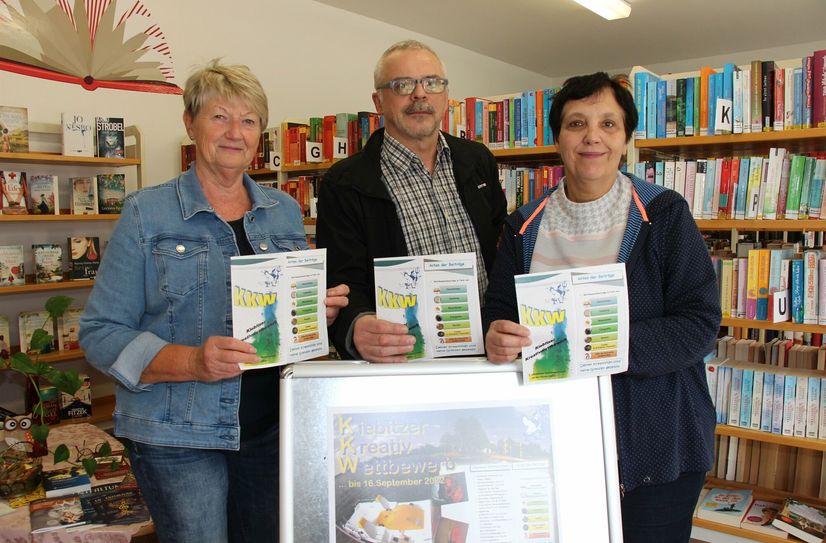 Freuen sich über weitere Beiträge zum Kiebitzer Kreativwettbewerb (v.l.n.r.): die Falkenberger Jugendkoordinatorin Silvia Jahnke, der Falkenberger Bäckermeister Viko Getzschmann und Brigitte Reimschüssel von der Stadtbibliothek Falkenberg/Elster. Das Wettbewerbsende ist der 1. November.