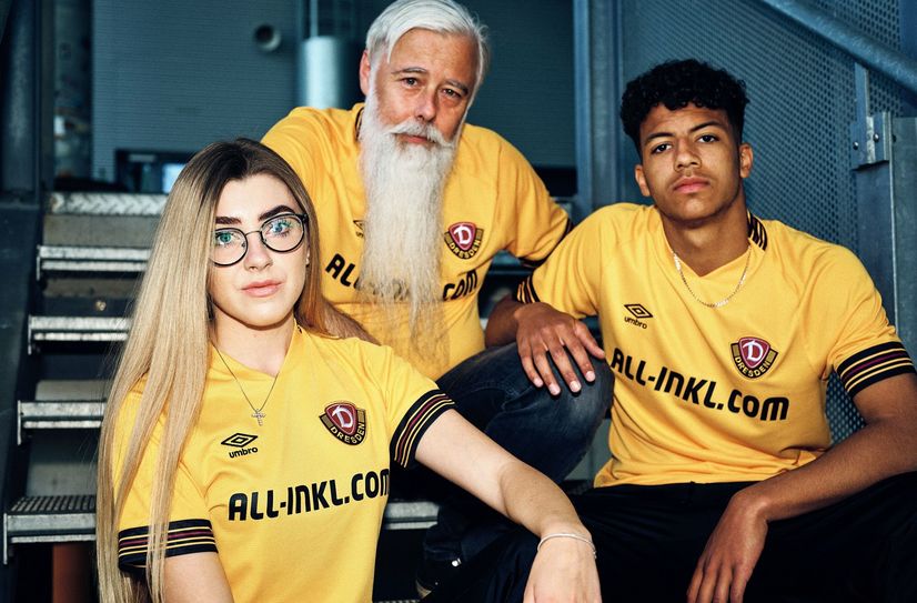 V.li. Anya Shevchuk (Freundin von Rechtsverteidiger Kyrylo Melichenko), Dynamo-Fan Uwe Klinger und U17-Nachwuchsspieler Jonathan Akaegbobi präsentieren das neue Heimtrikot.