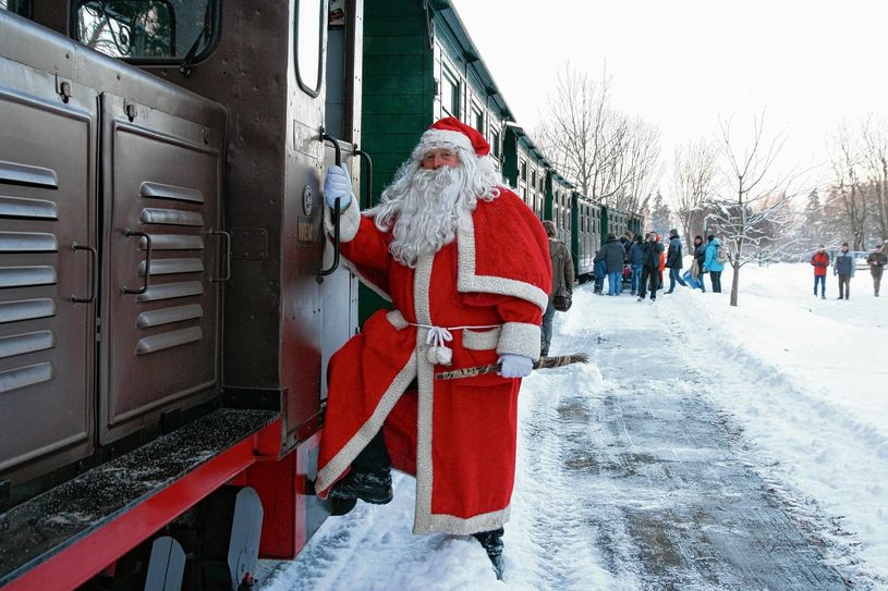 Weil die Nachfrage in den vergangenen Jahren so groß war, machen sich in diesem Jahr gleich zwei Züge auf den Weg zum Weihnachtsmann. Foto: Waldeisenbahn