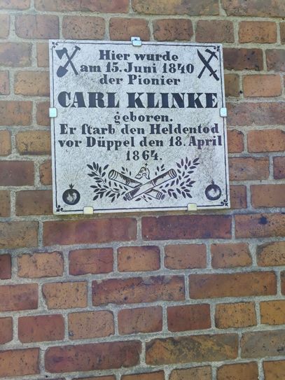 Gedenktafel am Geburtshaus von Carl Klinke in Bohsdorf/Vorwerk. Foto: Lew