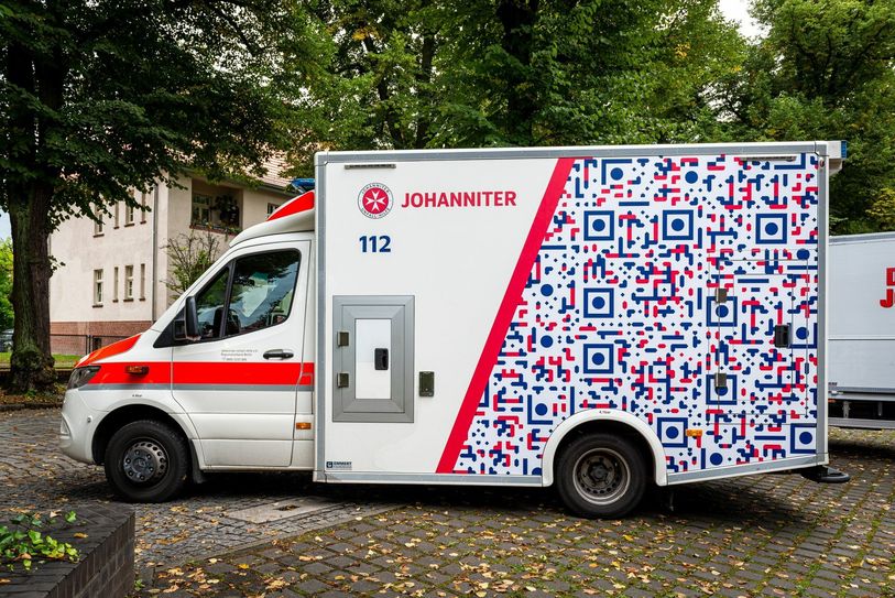 Der Rettungswagen wurde mit einem QR-Code beklebt. Fotos: Björn Stelley