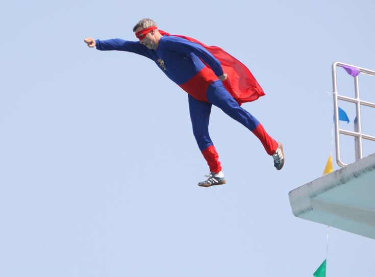 Der Sprung vom Zehner. Für Superman kein Problem. 		        Foto: D. Förster