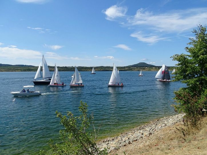 Viel los am Berzdorfer See: Die Seewoche (26. Juli bis 4. August) und das Fest an der Blauen Lagune (26. bis 28. Juli 2019) werden in diesem Jahr gemeinsam gefeiert. Zum Programm gehört auch das Schausegeln. Foto: EGZ