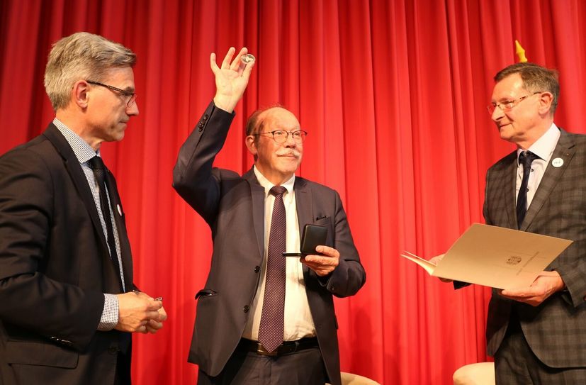 Jean-Pierre Bosino (Mitte) mit der »Schiller«-Ehrenmedaille der Stadt Finsterwalde. Mit ihm freuen sich Bürgermeister Jörg Gampe (li.) und Andreas Holfeldt (re.) als Vorsitzender der Stadtverordnetenversammlung.