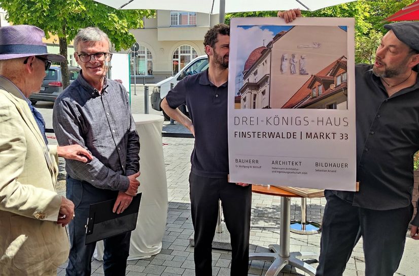Künstler Sebastian Arsand (re.) zeigt seinen Entwurf der Heiligen Drei Könige Investor Wolfgang Böllhoff (li.) und dem für den Bau verantwortlichen Architekten Jürgen Habermann.