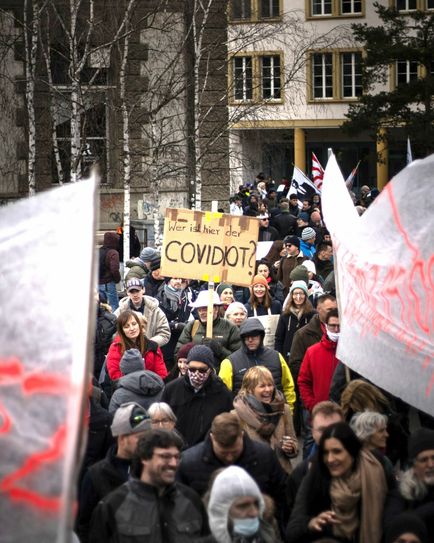 Symbolbild. In regelmäßiger Form finden Montagabend Corona-Demos in verschiedenen Städten statt. Foto: Kajetan Sumila