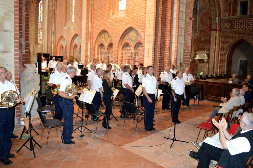 Rund 150 Besucher waren im vergangenen Jahr zum Benefizkonzert in die Klosterkirche nach Mühlberg gekommen und erlebten dort ein gut aufgelegtes Landespolizeiorchester. Foto: Pressestelle Kreisverwaltung/Holger Fränkel