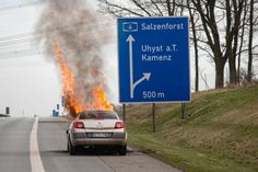Der PKW der Marke Renault brannte auf der A4 völlig aus.