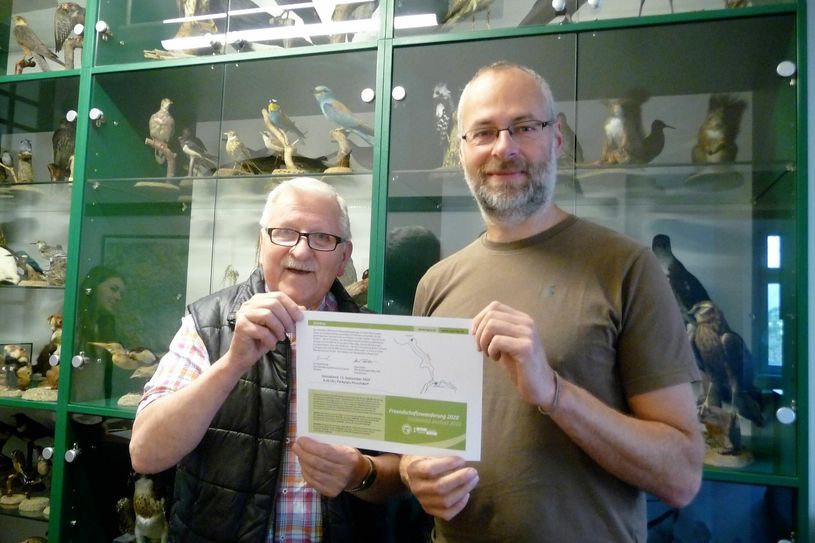 Klaus Fiedler und Tomas Salov (v. li.) präsentieren den neuen Flyer.