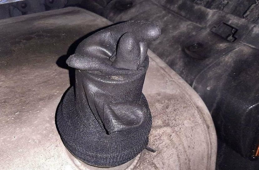 Fehlender Tankverschluss wurde mit Blechdose und Gummihandschuh ersetzt.