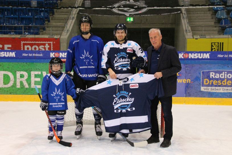 v.l. Vince Jirka (U9), Torben Reuner (U17), René Kramer, Karl-Heinz Domschke. Foto: Büttner