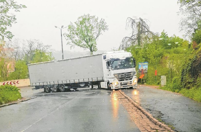 Besonders für lange Laster ist die spitze Plossenkurve ein unlösbares Platzproblem. Sie müssen über die Gegenfahrbahn und sogar den Fußweg ausweichen. Das soll die neue Längenbegrenzung jetzt vermeiden.