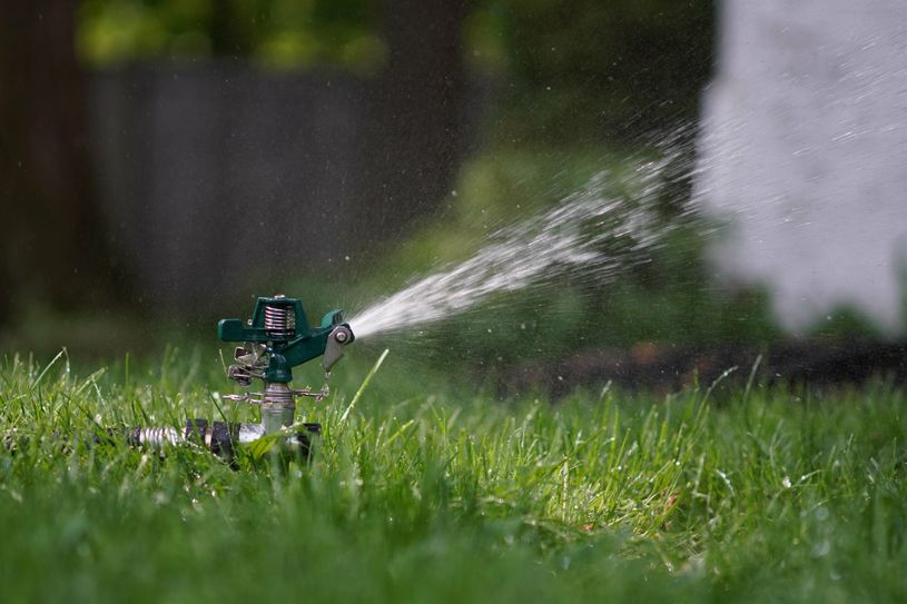 Auch die Wasserentnahme aus Brunnen ist insoweit beschränkt, als Wasser zum Rasensprengen nur noch vor 10 Uhr und nach 19 Uhr eine Stunde lang gefördert werden darf.