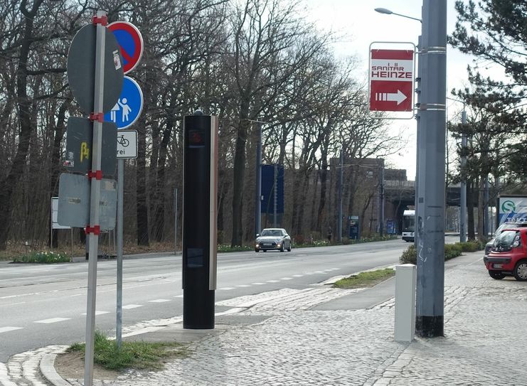 Hier sind Tempo 50 erlaubt, der neue Blitzer an der Meißner Straße/Einmündung Forststraße passt genau auf. Foto: Schramm