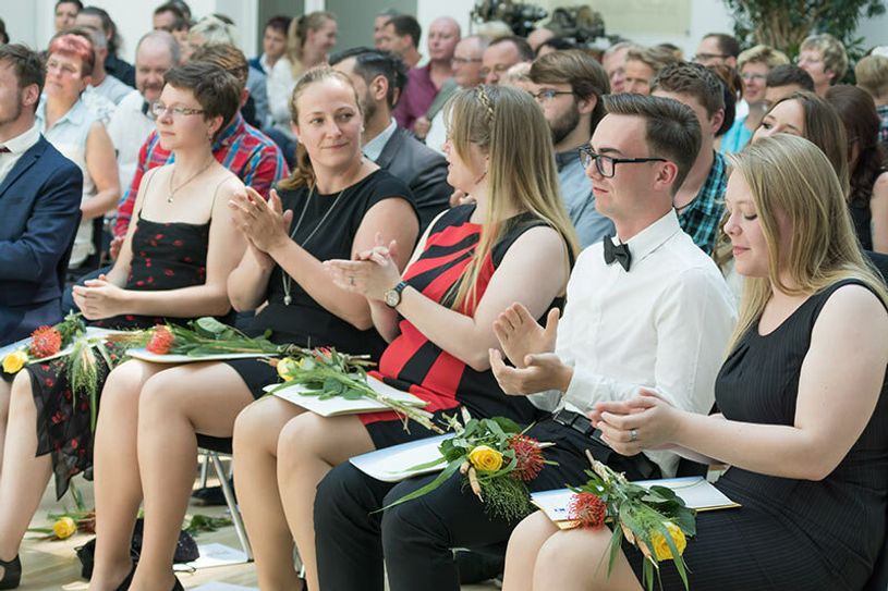 Die neu gebackenen Uhrenspezialisten mit ihren Diplomen. Foto: PR