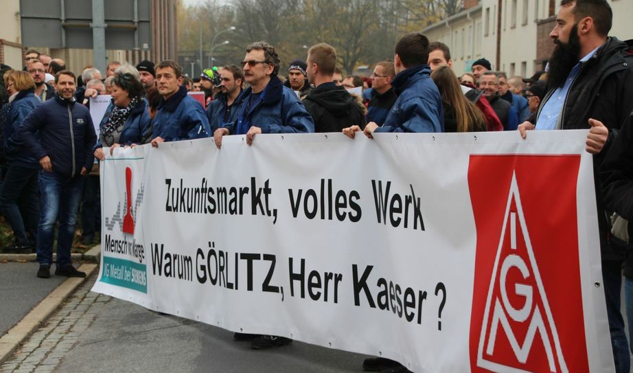 Viele Demonstranten machten ihre Sicht der Dinge mit Bannern deutlich. Foto: Keil