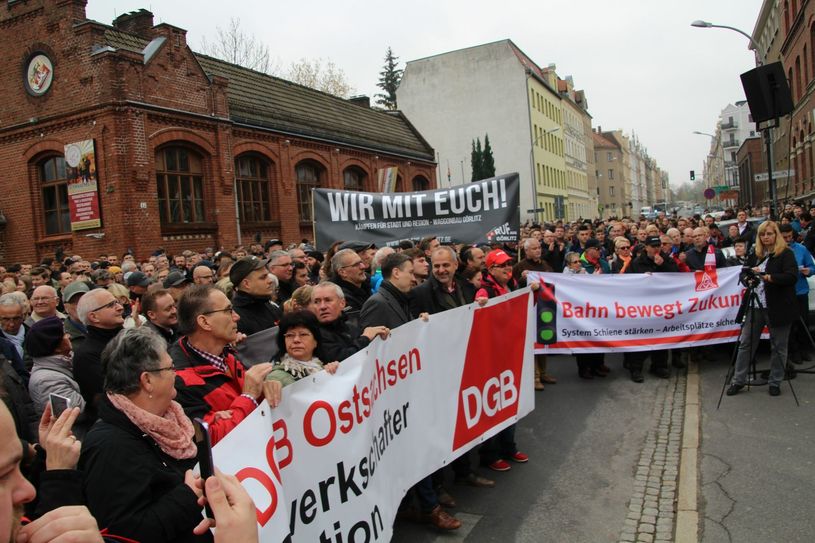 Die IG Metall und der Betriebsrat des Siemens-Standortes Görlitz hatten gerufen und viele kamen. Am 9. November versammelten sich viele hundert Menschen vor den Werkstoren des Unternehmens, um gegen die mögliche Schließung zu demonstrieren. Foto: Keil