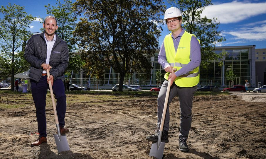 Alexander Wuttke, Regionalleiter in Dresden, und Marcel Karos, Projektleiter Neubau bei Vonovia, zum Spatenstich am 30. Juni 2020. Foto: André Wirsig