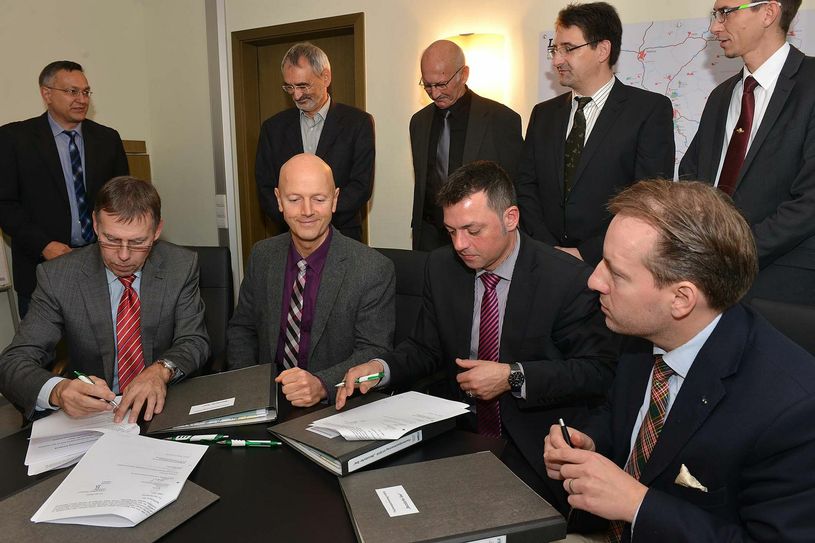 Neben AVE-Präsident Udo Witschas und SMWA-Referent Holger Heymann unterzeichneten der LMBV-Abteilungsleiter Umweltschutz und Rekultivierung, Volkmar Zarach, sowie der LMBV-Abteilungsleiter Flächenmanagement Lausitz, Jörg Lietzke, das Papier. Foto: LMBV/Peter Radke