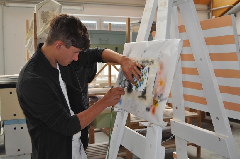 Artur Kahre beim AirBrush im Maler- und Lackierercamp. Foto: Kreishandwerkerschaft Bautzen