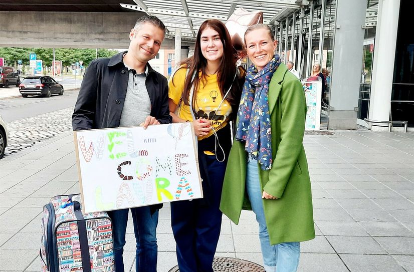 Experiment-Teilnehmerin Laura mit ihrer Gastfamilie.