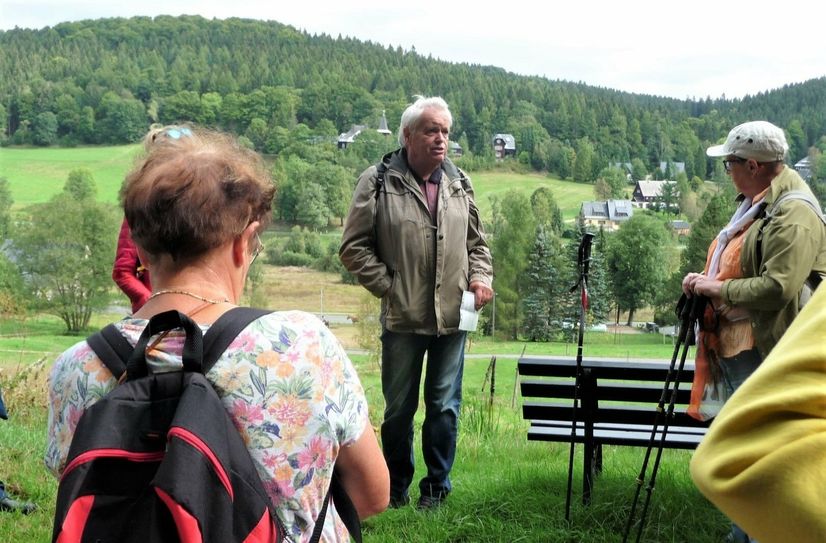 Heinz Lohse gibt interessante Informationen zum Ort Rehefeld-Zaunhaus.