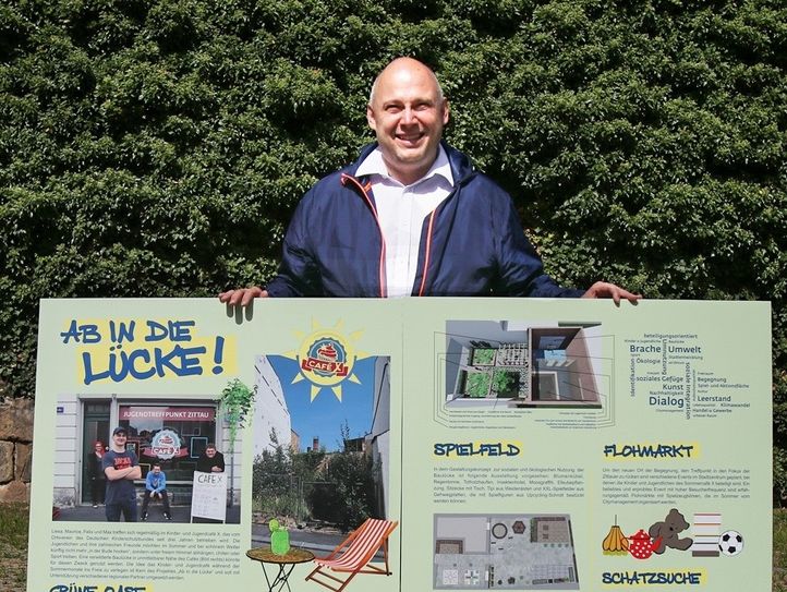 Citymanager Stephan Eichner zeigt den diesjährigen Zittauer Wettbewerbsbeitrag „Ab in die Lücke“. Foto: Stadt Zittau