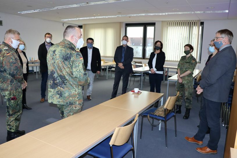 Landrat Ralf Hänsel (6.v.l.) mit weiteren Mitgliedern des Krisenstabes im Gespräch mit Generalmajor Carsten Breuer (4.v.l.) und Oberst Klaus Finck (l.). Foto: Landratsamt Meißen, Anja Schmiedgen-Pietsch