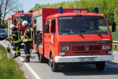 Die Kameraden der Freiwilligen Feuerwehr aus Putzkau löschten einen Wiesenbrand entlang der B98