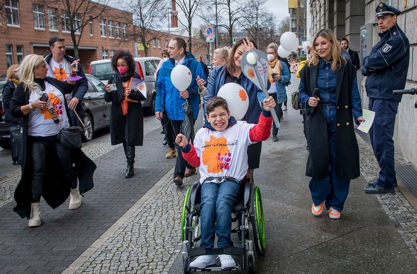 Rasul startet den Kinder-Lebens-Lauf 2022 in Berlin.