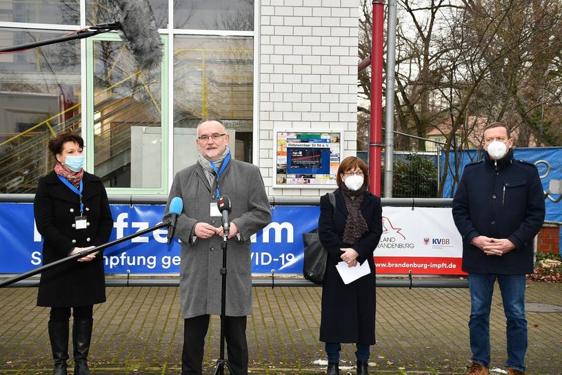Bei der Eröffnung des Impfzentrums: Elsterwerdas Bürgermeisterin Anja Heinrich, Dr. Peter Noack, Vorstandsvorsitzender der Kassenärztliche Vereinigung Brandenburg (KVBB), Ministerin Ursula Nonnenmacher und Landrat Christian Heinrich-Jaschinski (v.l.n.r.). Pressestelle Kreisverwaltung/ Torsten Hoffgaard