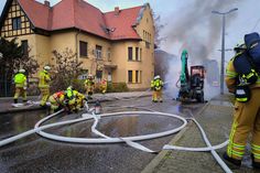 Unverletzt überstanden hat der Fahrer den Bagger-Brand am Nachmittag auf der Bahnhofsbrücke.