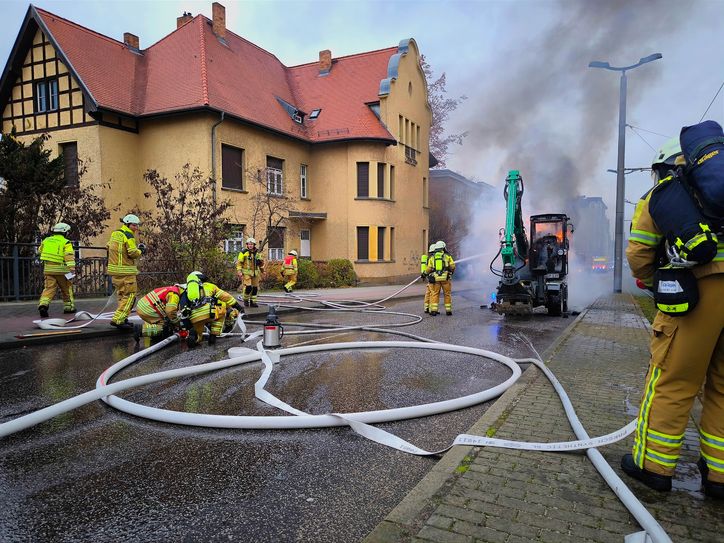Unverletzt überstanden hat der Fahrer den Bagger-Brand am Nachmittag auf der Bahnhofsbrücke.