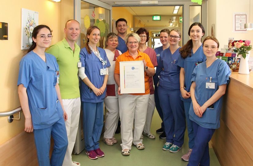 Das Ärzte- und Pflegeteam der Klinik für Kinder- und Jugendmedizin ist stolz auf die erneute Auszeichnung.
