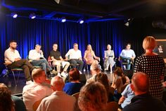 Moderator Philipp Wagner, die OB-Kandidaten Tim Lochner, Ralf Thiele, André Liebscher, Kathrin Dollinger-Knuth, Moderatorin Carmen Andres und Kandidat Ralf Wätzig reagieren auf Publikumsfragen.