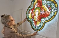 Christina Koenig mit ihrem restaurierten Kirchenfenster aus Chicago.