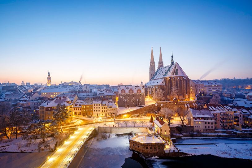 Noch ist es um die Brücke ruhig. Aber vom 13. bis 15. Dezember werden die Brückenköpfe mit Weihnachtshütten, Licht und je einer Bühne bespielt.