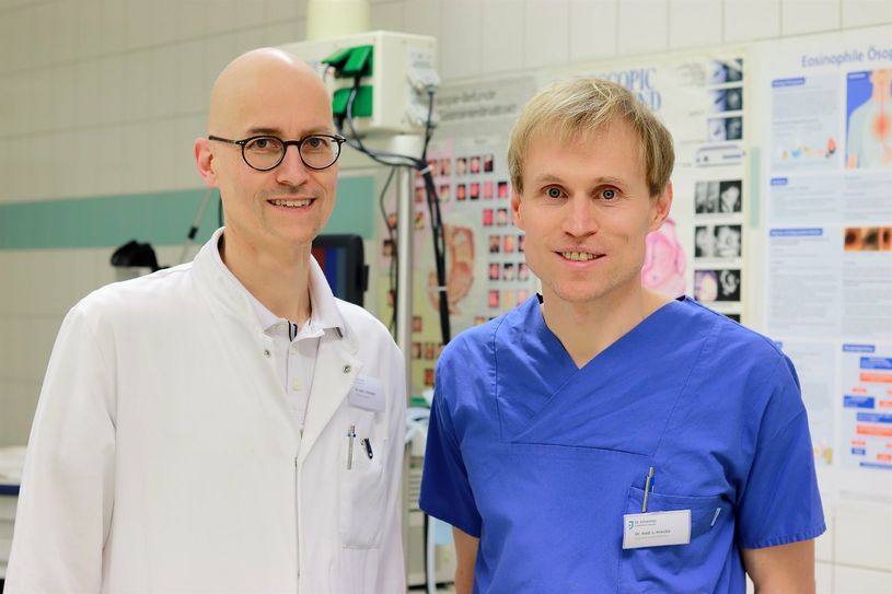 Dr. med. Johannes Kormann, Chefarzt Chirurgie, Facharzt für Chirurgie (l.) und Viszeralchirurgie und Proktologie, Dr. med. univ. Lukas Krsicka, Oberarzt, Facharzt für Innere Medizin und Gastroenterologie.
 Foto: St. Johannes Krankenhaus/St. Hänsch