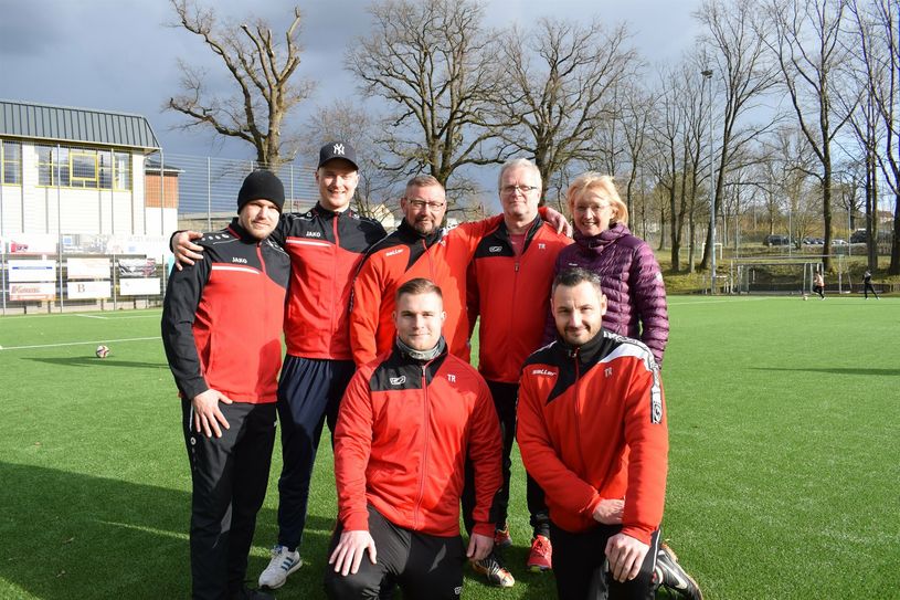 Das Trainer- und Spielerteam der SG Steinigtwolmsdorf sowie die Bürgermeisterin der Gemeinde, Kathrin Gessel, haben mit Spannung die Einheit der E-Jugend verfolgt.