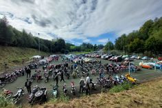 Impressionen vom 2. Altblechtreffen vor der Grenze von 2022. Die Veranstalter hoffen, dass sich der Rasen in Markersbach noch mehr füllen wird.