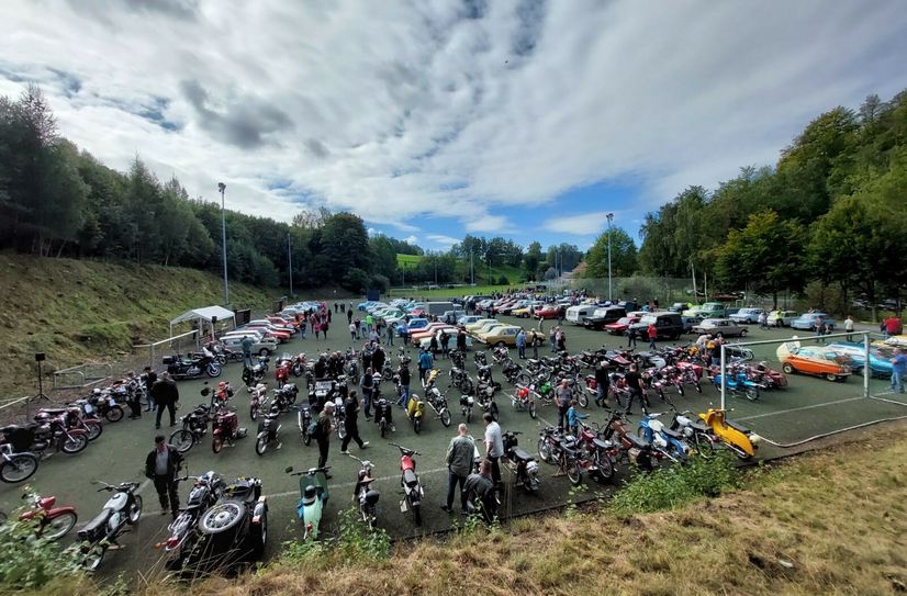 Impressionen vom 2. Altblechtreffen vor der Grenze von 2022. Die Veranstalter hoffen, dass sich der Rasen in Markersbach noch mehr füllen wird.