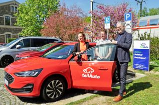 Eröffnung des Carsharing-Standortes am S-Bahnhof Freital-Potschappel durch Sparkassen-Filialdirektorin Michelle Kluge-Weise, teilAuto-Regionalleiter Marcus Buchfeld und Oberbürgermeister Uwe Rumberg (v.l.n.r).