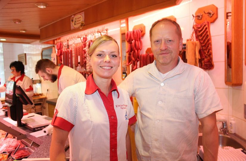 Inhaber Bert Gruske (r.) und Tochter Linda Gruske (2.v.r.), beide Fleischermeister.  Im Hintergrund Verkäuferin Gabriele Beer und Verkäufer Florian Maylahn.