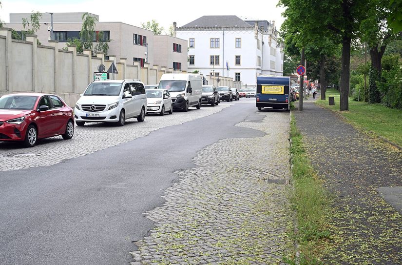 Die "Stoßdämpferteststrecke" wird endlich einen vernünftigen Asphalt bekommen - Anwohner können aufatmen.