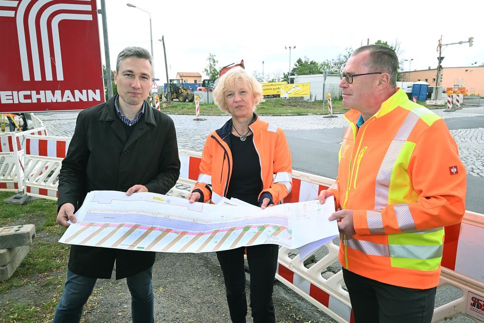 Verkehrsbürgermeister Stephan Kühn und Simone Prüfer, die Leiterin des Tiefbauamtes, sehen sich mit Birk Moldenhauer (Technischer GF der Teichmann GmbH) die Pläne an (v.l.n.r.).