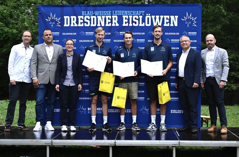 Die drei Schweden, David Suvanto, David Rundqvist und Simon Karlsson haben am Sonntag, 25. August, zur offiziellen Saisoneröffnungsfeier, ihre Einbürgerungsurkunden von Jan Pratzka (2.v.re.), Wirtschaftsbürgermeister der Landeshauptstadt Dresden, überreicht bekommen.