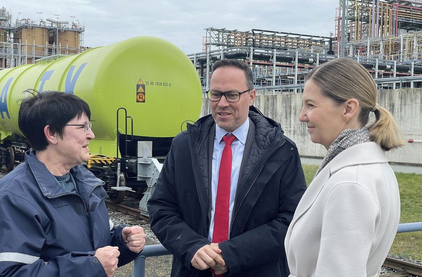 Jutta Matreux, Werkleiterin der Wacker Chemie AG (l.), Sachsens Wirtschaftsminister Dirk Panter und Nora Schmidt-Kesseler, Hauptgeschäftsführerin des Verbandes der Chemischen Industrie, Landesverband Nordost, im Gespräch bei der Wacker Chemie in Nünchritz. Foto: Farrar