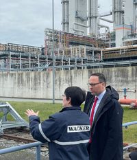 Wacker-Werkleiterin Jutta Matreux erklärt Wirtschaftsminister Dirk Panter die Arbeitsabläufe im Chemiewerk.